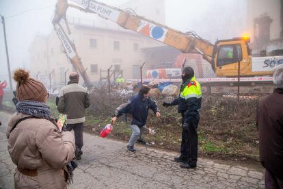 Veïns de Pardinyes es van concentrar ahir de nou des de primera hora del matí per intentar frenar una altra vegada la demolició de les antigues sitges del Senpa, on la Paeria impulsa la construcció d'un alberg per a temporers, però aquesta vegada les màquines van reprendre la demolició