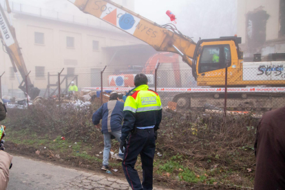 Vecinos de Pardinyes se concentraron ayer de nuevo desde primera hora de la mañana para intentar frenar otra vez el derribo de los antiguos silos del Senpa, donde la Paeria impulsa la construcción de un albergue para temporeros, pero esta vez las máquinas retomaron la demolición