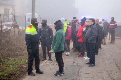 Veïns de Pardinyes es van concentrar ahir de nou des de primera hora del matí per intentar frenar una altra vegada la demolició de les antigues sitges del Senpa, on la Paeria impulsa la construcció d'un alberg per a temporers, però aquesta vegada les màquines van reprendre la demolició