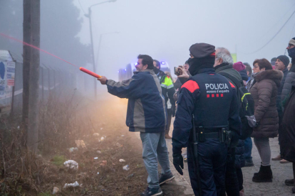 Veïns de Pardinyes es van concentrar ahir de nou des de primera hora del matí per intentar frenar una altra vegada la demolició de les antigues sitges del Senpa, on la Paeria impulsa la construcció d'un alberg per a temporers, però aquesta vegada les màquines van reprendre la demolició