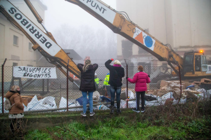 Veïns de Pardinyes es van concentrar ahir de nou des de primera hora del matí per intentar frenar una altra vegada la demolició de les antigues sitges del Senpa, on la Paeria impulsa la construcció d'un alberg per a temporers, però aquesta vegada les màquines van reprendre la demolició