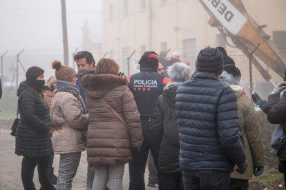 Veïns de Pardinyes es van concentrar ahir de nou des de primera hora del matí per intentar frenar una altra vegada la demolició de les antigues sitges del Senpa, on la Paeria impulsa la construcció d'un alberg per a temporers, però aquesta vegada les màquines van reprendre la demolició