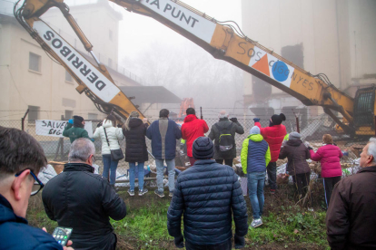 Veïns de Pardinyes es van concentrar ahir de nou des de primera hora del matí per intentar frenar una altra vegada la demolició de les antigues sitges del Senpa, on la Paeria impulsa la construcció d'un alberg per a temporers, però aquesta vegada les màquines van reprendre la demolició