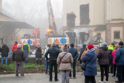 Vecinos de Pardinyes se concentraron ayer de nuevo desde primera hora de la mañana para intentar frenar otra vez el derribo de los antiguos silos del Senpa, donde la Paeria impulsa la construcción de un albergue para temporeros, pero esta vez las máquinas retomaron la demolición