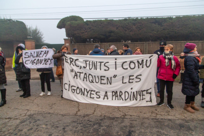 Vecinos de Pardinyes se concentraron ayer de nuevo desde primera hora de la mañana para intentar frenar otra vez el derribo de los antiguos silos del Senpa, donde la Paeria impulsa la construcción de un albergue para temporeros, pero esta vez las máquinas retomaron la demolición