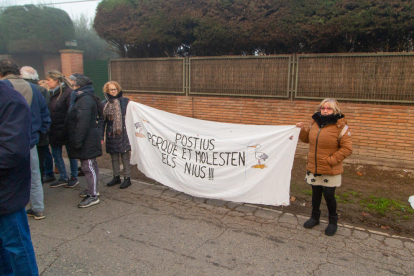 Veïns de Pardinyes es van concentrar ahir de nou des de primera hora del matí per intentar frenar una altra vegada la demolició de les antigues sitges del Senpa, on la Paeria impulsa la construcció d'un alberg per a temporers, però aquesta vegada les màquines van reprendre la demolició