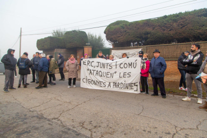Veïns protestan delante de los silos de Pardinyes.