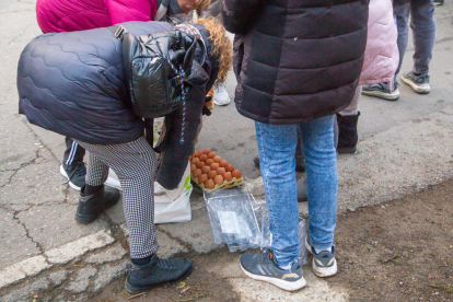 Veïns de Pardinyes es van concentrar ahir de nou des de primera hora del matí per intentar frenar una altra vegada la demolició de les antigues sitges del Senpa, on la Paeria impulsa la construcció d'un alberg per a temporers, però aquesta vegada les màquines van reprendre la demolició