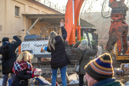 Veïns de Pardinyes es van concentrar ahir de nou des de primera hora del matí per intentar frenar una altra vegada la demolició de les antigues sitges del Senpa, on la Paeria impulsa la construcció d'un alberg per a temporers, però aquesta vegada les màquines van reprendre la demolició