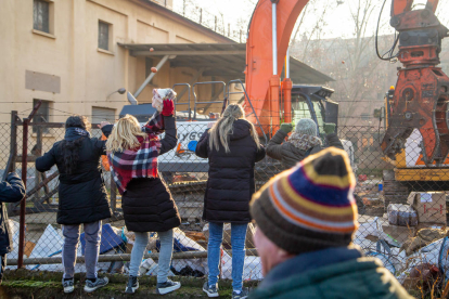 Vecinos de Pardinyes se concentraron ayer de nuevo desde primera hora de la mañana para intentar frenar otra vez el derribo de los antiguos silos del Senpa, donde la Paeria impulsa la construcción de un albergue para temporeros, pero esta vez las máquinas retomaron la demolición