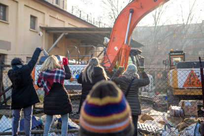 Vecinos de Pardinyes se concentraron ayer de nuevo desde primera hora de la mañana para intentar frenar otra vez el derribo de los antiguos silos del Senpa, donde la Paeria impulsa la construcción de un albergue para temporeros, pero esta vez las máquinas retomaron la demolición