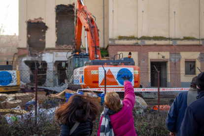 Vecinos de Pardinyes se concentraron ayer de nuevo desde primera hora de la mañana para intentar frenar otra vez el derribo de los antiguos silos del Senpa, donde la Paeria impulsa la construcción de un albergue para temporeros, pero esta vez las máquinas retomaron la demolición