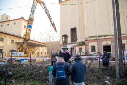 Vecinos de Pardinyes se concentraron ayer de nuevo desde primera hora de la mañana para intentar frenar otra vez el derribo de los antiguos silos del Senpa, donde la Paeria impulsa la construcción de un albergue para temporeros, pero esta vez las máquinas retomaron la demolición