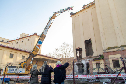 Veïns de Pardinyes es van concentrar ahir de nou des de primera hora del matí per intentar frenar una altra vegada la demolició de les antigues sitges del Senpa, on la Paeria impulsa la construcció d'un alberg per a temporers, però aquesta vegada les màquines van reprendre la demolició