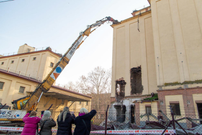 Veïns de Pardinyes es van concentrar ahir de nou des de primera hora del matí per intentar frenar una altra vegada la demolició de les antigues sitges del Senpa, on la Paeria impulsa la construcció d'un alberg per a temporers, però aquesta vegada les màquines van reprendre la demolició