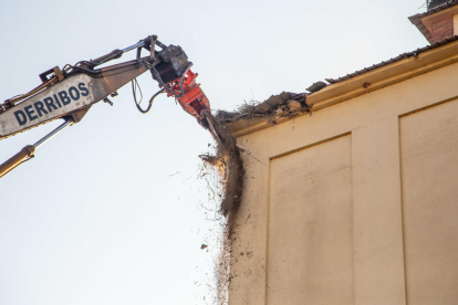 Veïns de Pardinyes es van concentrar ahir de nou des de primera hora del matí per intentar frenar una altra vegada la demolició de les antigues sitges del Senpa, on la Paeria impulsa la construcció d'un alberg per a temporers, però aquesta vegada les màquines van reprendre la demolició