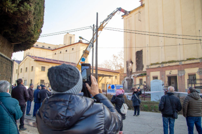 Veïns de Pardinyes es van concentrar ahir de nou des de primera hora del matí per intentar frenar una altra vegada la demolició de les antigues sitges del Senpa, on la Paeria impulsa la construcció d'un alberg per a temporers, però aquesta vegada les màquines van reprendre la demolició