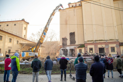 Vecinos de Pardinyes se concentraron ayer de nuevo desde primera hora de la mañana para intentar frenar otra vez el derribo de los antiguos silos del Senpa, donde la Paeria impulsa la construcción de un albergue para temporeros, pero esta vez las máquinas retomaron la demolición