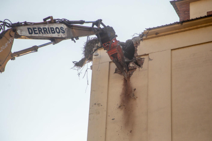 Veïns de Pardinyes es van concentrar ahir de nou des de primera hora del matí per intentar frenar una altra vegada la demolició de les antigues sitges del Senpa, on la Paeria impulsa la construcció d'un alberg per a temporers, però aquesta vegada les màquines van reprendre la demolició