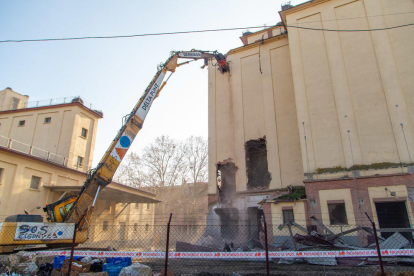 Vecinos de Pardinyes se concentraron ayer de nuevo desde primera hora de la mañana para intentar frenar otra vez el derribo de los antiguos silos del Senpa, donde la Paeria impulsa la construcción de un albergue para temporeros, pero esta vez las máquinas retomaron la demolición