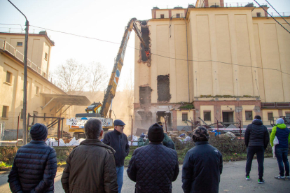 Veïns de Pardinyes es van concentrar ahir de nou des de primera hora del matí per intentar frenar una altra vegada la demolició de les antigues sitges del Senpa, on la Paeria impulsa la construcció d'un alberg per a temporers, però aquesta vegada les màquines van reprendre la demolició