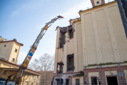 Vecinos de Pardinyes se concentraron ayer de nuevo desde primera hora de la mañana para intentar frenar otra vez el derribo de los antiguos silos del Senpa, donde la Paeria impulsa la construcción de un albergue para temporeros, pero esta vez las máquinas retomaron la demolición