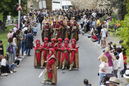 27a edició de la festa de Moros i Cristians amb més de 700 festers. La desfilada infantil al migdia i la de gala a la tarda van precedir la batalla final al Turó de la Seu Vella, en què les tropes musulmanes van reconquerir la ciutat.