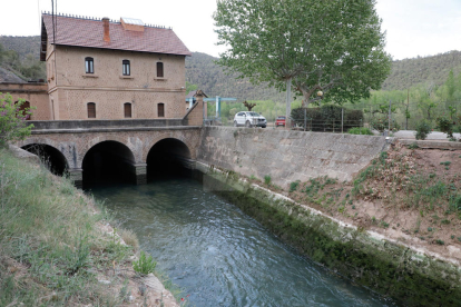Cierre de las compuertas en el Canal de Urgell