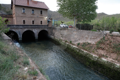 Tancament de les comportes al Canal d'Urgell