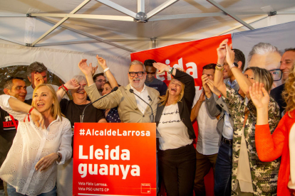 La celebració de la victòria de Fèlix Larrosa i el PSC a Lleida