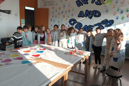 Nens i nenes de l'Escola Guillém Isarn de la Fuliola van escriure missatges de pau.