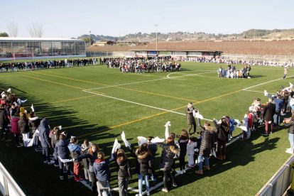 Más de 700 escolares de Alpicat celebraron la efeméride en el campo de fútbol municipal.