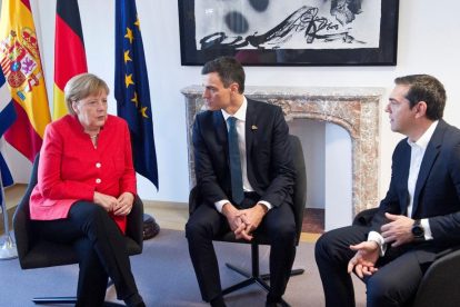 El president del Govern espanyol, Pedro Sánchez, ha iniciat avui l'última jornada del Consell Europeu amb una reunió amb la cancellera alemanya, Angela Merkel, i el primer ministre grec, Alexis Tsipras