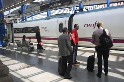 Pasajeros en la estación de Lleida esperando a subir al AVE.