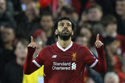 Mohamed Salah, autor de dos de los goles que ayer le marcó el Liverpool a la Roma.