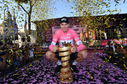 Chris Froome posa amb el trofeu com a guanyador del primer Giro d’Itàlia.