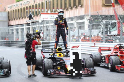 Danie Ricciardo celebra la victòria al Gran Premi de Mònaco damunt del monoplaça Red Bull.