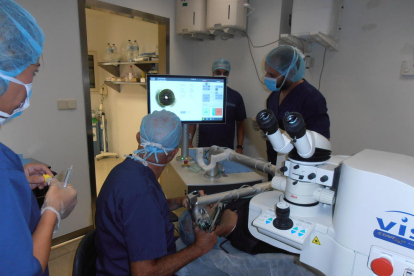 El doctor José Luis Rodríguez poleix la còrnia en una intervenció que millora la vista en deu minuts.