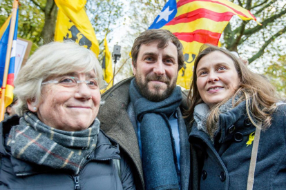 Los tres exconsellers Clara Ponsatí, Toni Comín y Meritxell Serret durante la concentración en Bruselas.