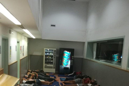 Menores migrantes durmiendo en una comisaría de Barcelona.