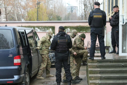 Oficials ucraïnesos arriben al tribunal a Simferopol, ahir.