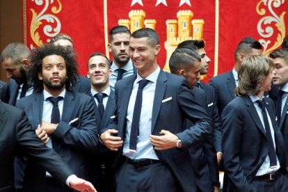 Cristiano Ronaldo, durante una de las visitas institucionales que hizo ayer el equipo.