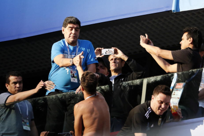 Maradona, en el palco, en un momento del partido.