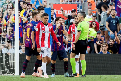 Messi, Piqué y Rakitic piden explicaciones al árbitro tras una ocasión.