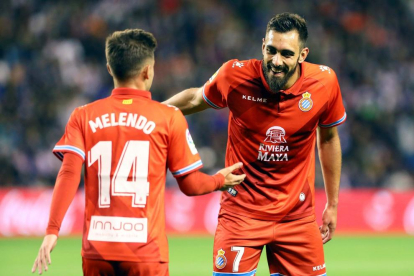 Borja Álvarez celebra su gol con su compañero Melendo.