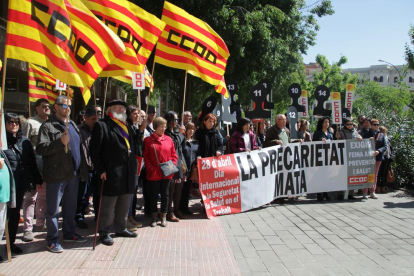 La concentración protagonizada ayer por CCOO en Lleida contra los accidentes laborales.