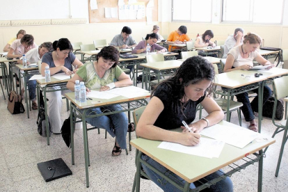 Aspirantes haciendo un examen de las últimas oposiciones docentes que se convocaron, en 2011.