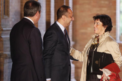 Isabel Celaá con Juan Espadas y Alfonso Rodríguez Gómez de Celis, ayer en Sevilla.