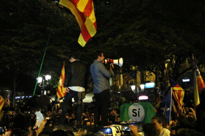 Multitudinaria manifestación con luces para pedir la liberación de los presos en Lleida.
