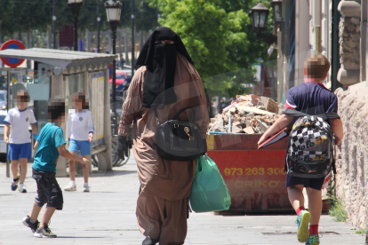 Una mujer musulmana, paseando la semana pasada por la avenida Blondel, cerca de la Paeria